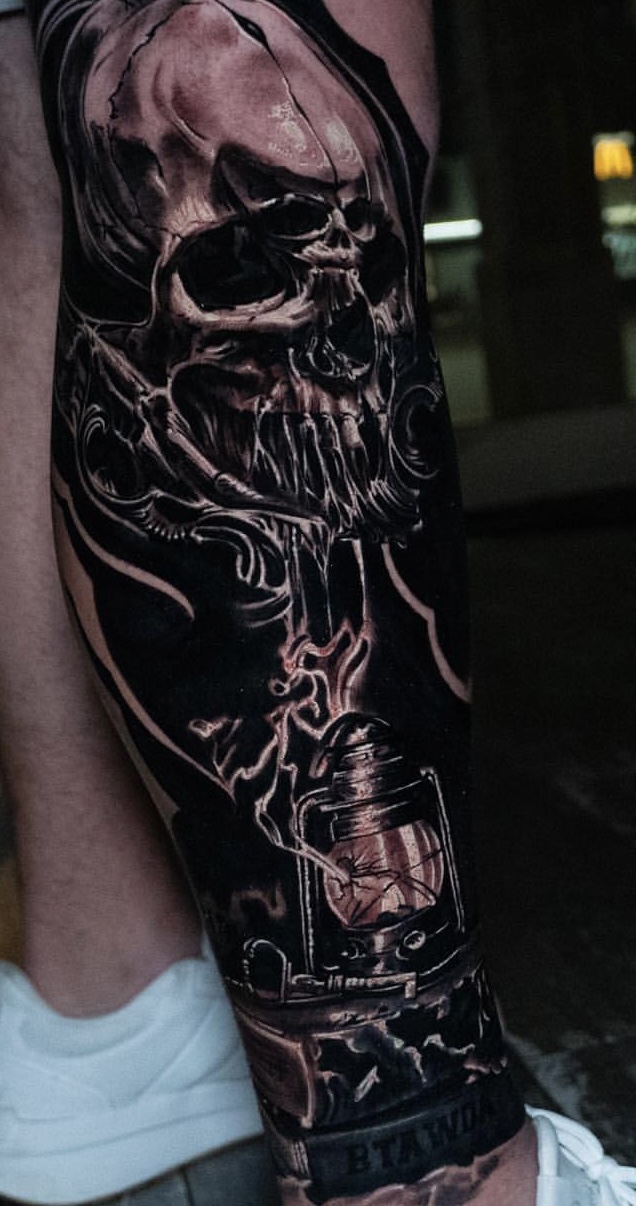 Skull & lantern &mdash; narrative composition